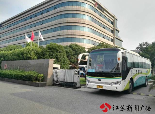不过陈科长的这番说辞,仍然不能对文件滞后导致企业利益受损这一问题做出合理的解释。因为政策出台的相对滞后,同时相比2014年又新增了购车地点必须在昆山市这一条件,受到影响的购车人到底有多少?我们记者从昆山市经信委方面了解到,在2015年度昆山市财政对新能源汽车的补贴中,已经通过审核符合补贴条件的资金有2700多万,而像徐先生这样不符合条件存在争议的补贴数额达5200多万元。也就是说,购买新能源汽车的企业,因为你政府部门出台政策的滞后,导致这些企业有可能白白损失了5200多万元。 我们节目组在1月1