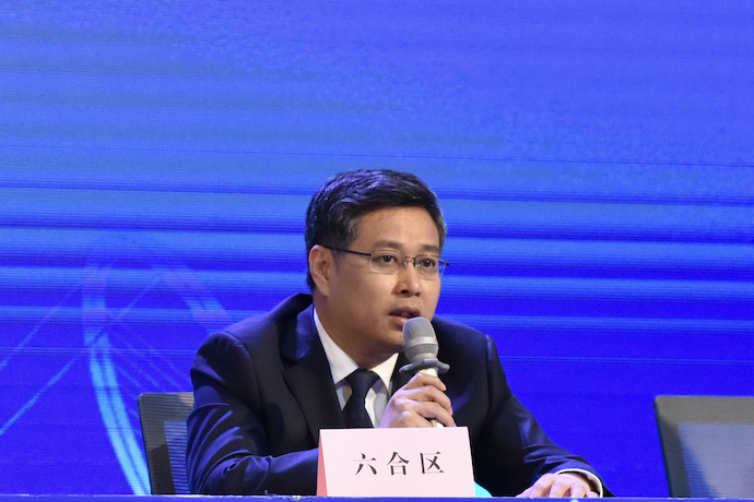 南京市六合区区长现场回应.png