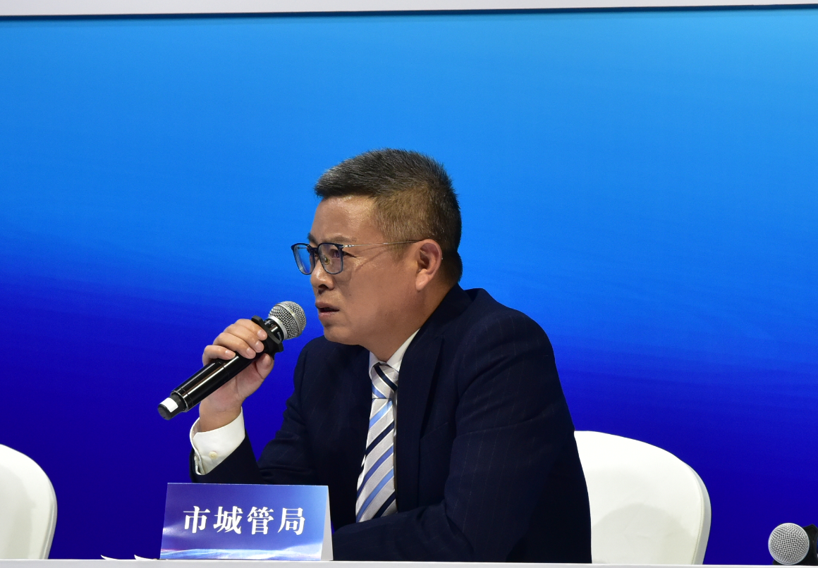 南通市城管局局长现场回应.png