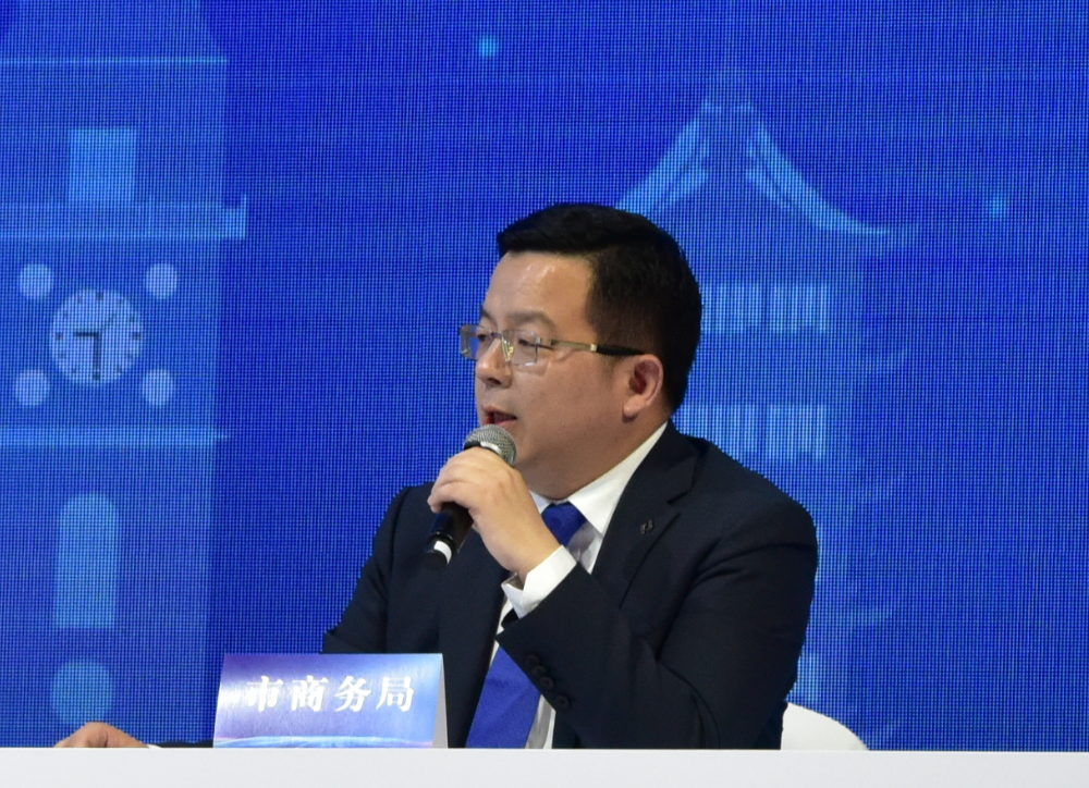 南通市商务局局长现场回应.png